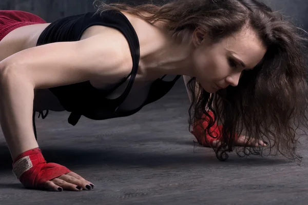 Woman doing push up — Stock Photo, Image