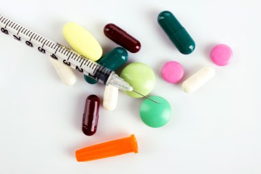 tabletler ve kapsüller ve insülin şırınga aliminin