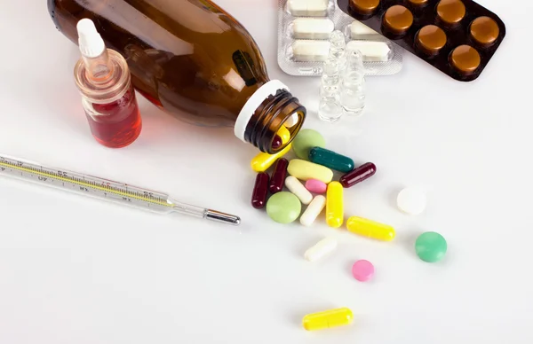 Termómetro y diferentes fármacos — Foto de Stock