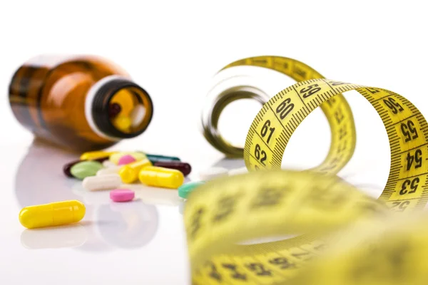 Conceito de dieta com pílulas e centímetro — Fotografia de Stock