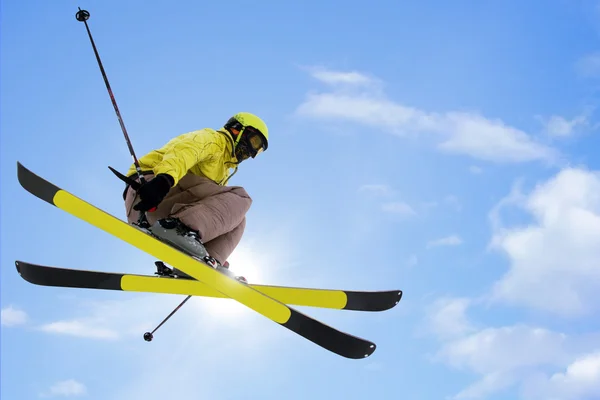 Skiër springen — Stockfoto