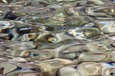 su altında çakıl taşları