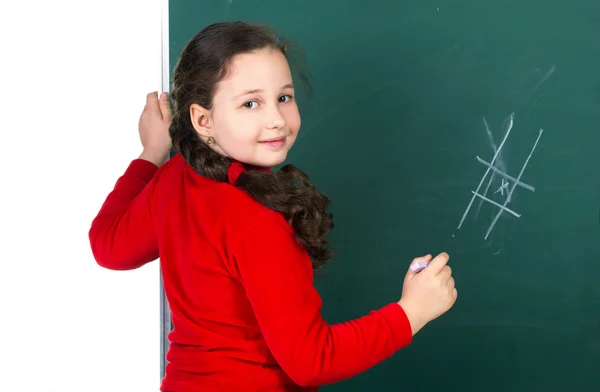 Meisje in de buurt van blackboard — Stockfoto