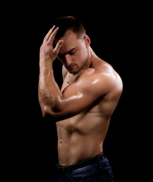 Man visar biceps — Stockfoto