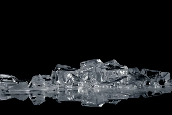 冰和黑色背景 — 图库照片