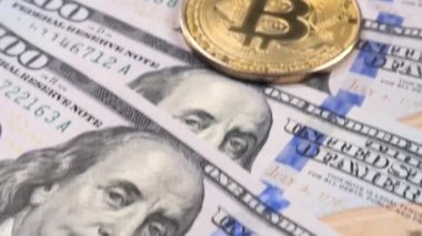 100 Amerikan Doları 'nın arka planında altın sikke Bitcoin var. Kripto para birimi ve gerçek para birimi