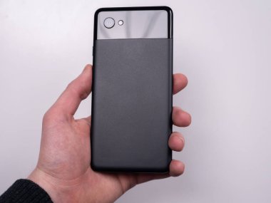 Beyaz arkaplan görünümlü siyah akıllı telefon