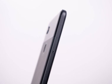 SIM kart için SIM tepsisi beyaz arkaplan üzerinde akıllı telefon yakın plan görüntüsü