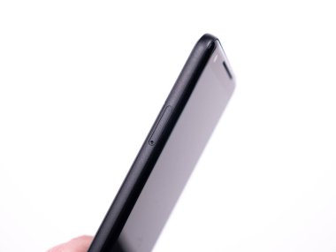 SIM kart için SIM tepsisi beyaz arkaplan üzerinde akıllı telefon yakın plan görüntüsü