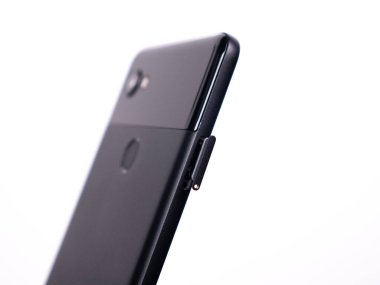 SIM kart için SIM tepsisi beyaz arkaplan üzerinde akıllı telefon yakın plan görüntüsü