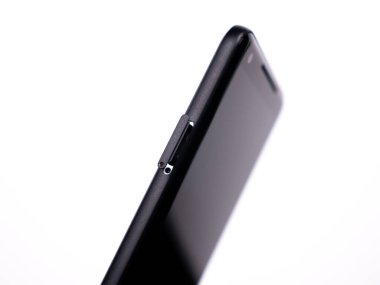 SIM kart için SIM tepsisi beyaz arkaplan üzerinde akıllı telefon yakın plan görüntüsü