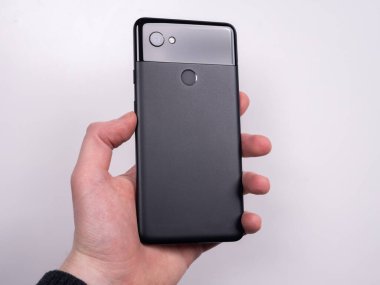 Beyaz arkaplan görünümlü siyah akıllı telefon