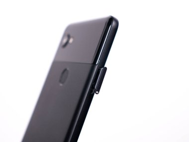 SIM kart için SIM tepsisi beyaz arkaplan üzerinde akıllı telefon yakın plan görüntüsü