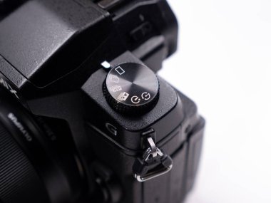 Beyaz arkaplanda aynasız yakın plan görüntü üzerindeki kontrol düğmeleri ve kontrol halkaları