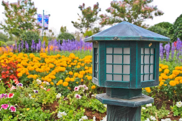 Lámparas en el jardín . — Foto de Stock