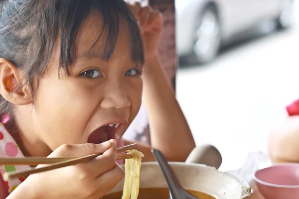 Çocuk noodle yemek — Stok fotoğraf