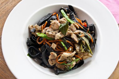 siyah makarna ilave edin