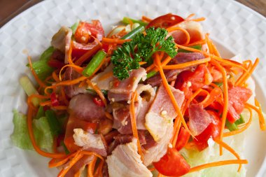 Baharatlı jambon salatası