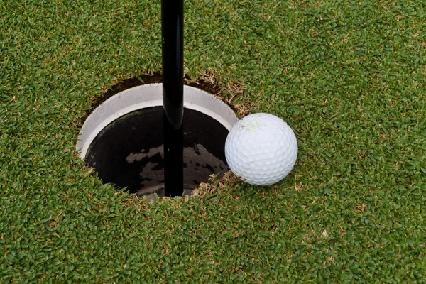 Golf gaten en golfbal — Stockfoto