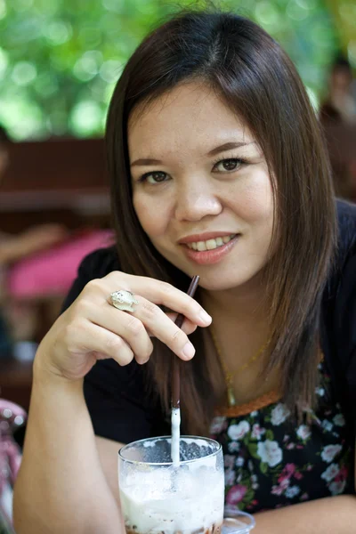 Woman sucking beverage. — Stock Photo, Image