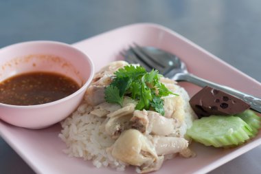 Tavuk çorbasıyla pişirilmiş pirinç..