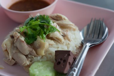 Tavuk çorbasıyla pişirilmiş pirinç..