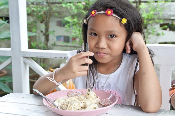 Dziewczynka jedzenie spaghetti. — Zdjęcie stockowe