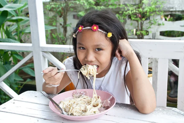 Dziewczynka jedzenie spaghetti. — Zdjęcie stockowe