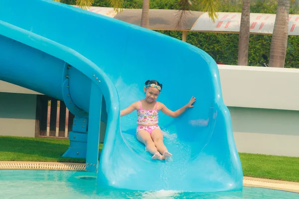 Menina na piscina — Fotografia de Stock