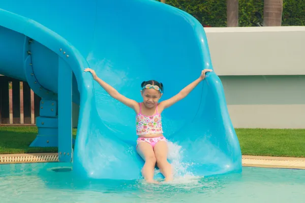 Menina na piscina — Fotografia de Stock