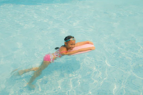 Fille dans la piscine — Photo