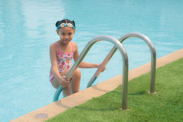 Chica en la piscina — Foto de Stock