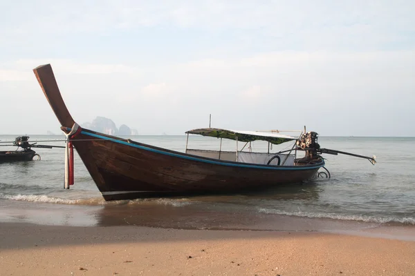 Barco na praia — Fotografia de Stock