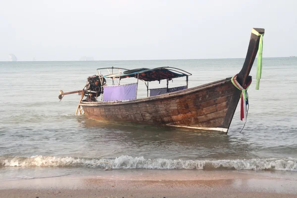 Лодка на пляже — стоковое фото