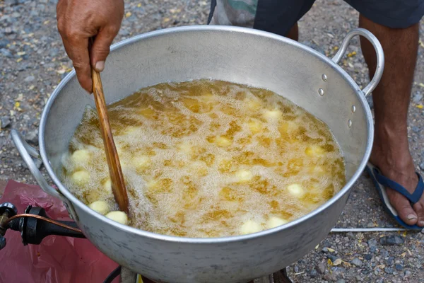 Roti goreng dalam minyak . — Stok Foto