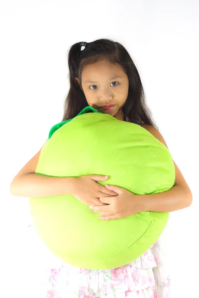 Chica sosteniendo una almohada verde . —  Fotos de Stock