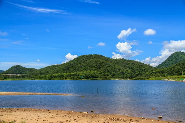 Nuvem do céu e reservatório — Fotografia de Stock