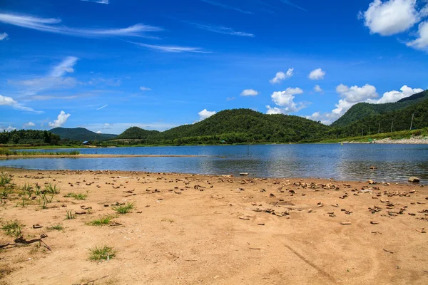 Nube de cielo y embalse — Foto de Stock