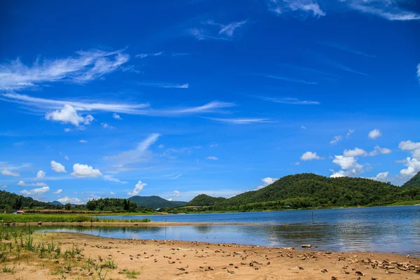 Nube de cielo y embalse — Foto de Stock