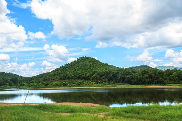 Nuvem do céu e reservatório — Fotografia de Stock