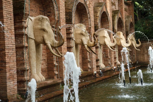 Spray statua słonia — Zdjęcie stockowe