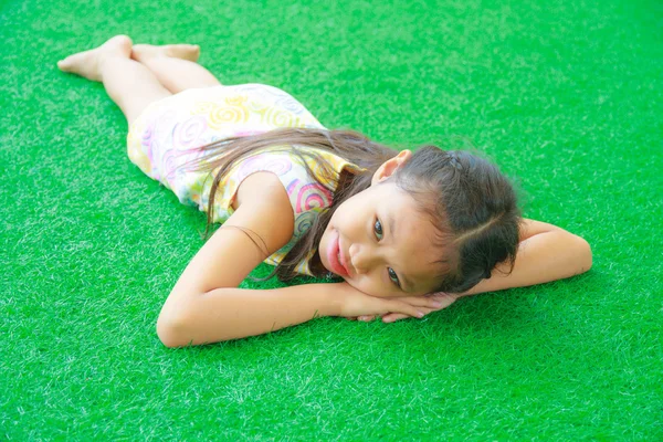 Menina na grama. — Fotografia de Stock