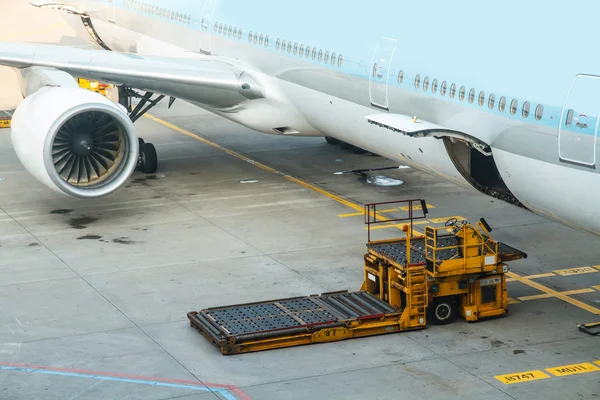 トラック ・航空機. — ストック写真