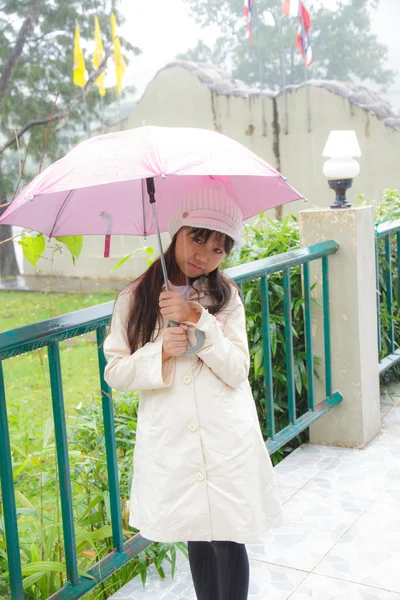 Menina e guarda-chuva — Fotografia de Stock