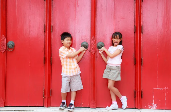 Ragazzo ragazza e porta — Foto Stock