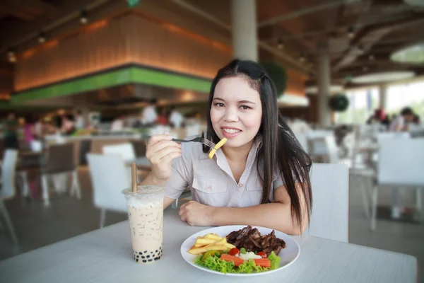 Biefstuk eten — Stockfoto