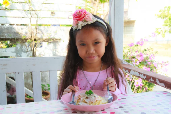 Girl eating spaghetti — Stock Photo, Image