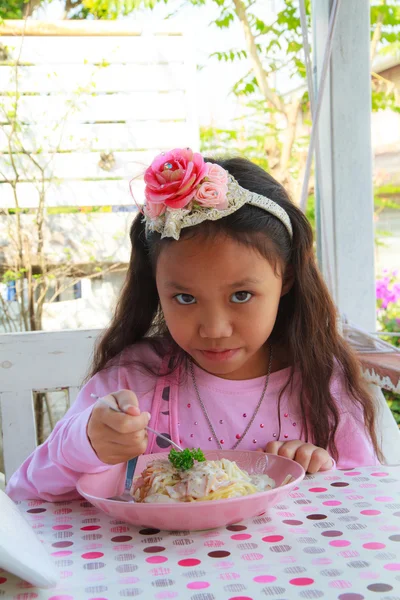 Tjej äter spaghetti — Stockfoto