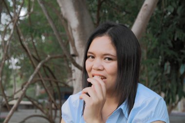 yumurta yiyen kız