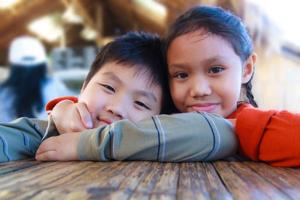 Niño y niña sonriendo — Foto de Stock